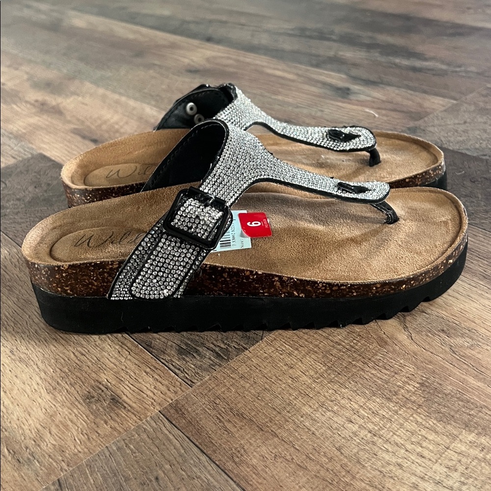 New Wild pair Barnett sparkly thong footbed sandals sz 6